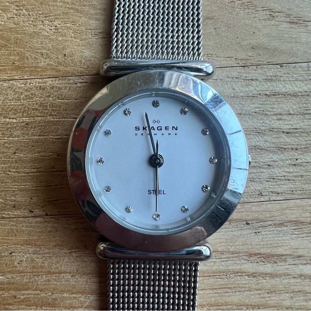 Skagen ladies slim stainless steel dress watch NEW BATTERY
